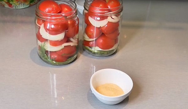 Tomates en gélatine pour l'hiver - recettes avec des oignons, sans stérilisation. Tomates marinés récoltées en gélatine pour l'hiver