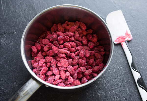 Une recette simple pour les noix de sucre colorées