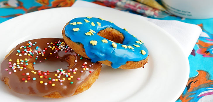Une recette simple pour le petit déjeuner: fromage caillé avec glaçage de couleur