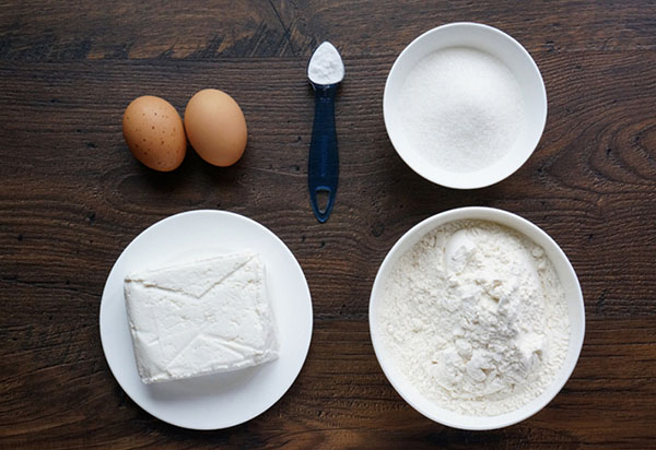 Une recette simple pour le petit déjeuner: fromage caillé avec glaçage de couleur