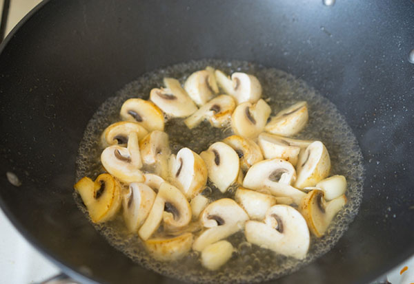 Une recette simple: poulet aux champignons à la sauce moutarde-crème