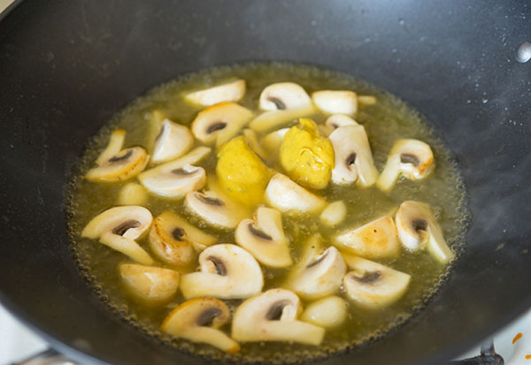 Une recette simple: poulet aux champignons à la sauce moutarde-crème
