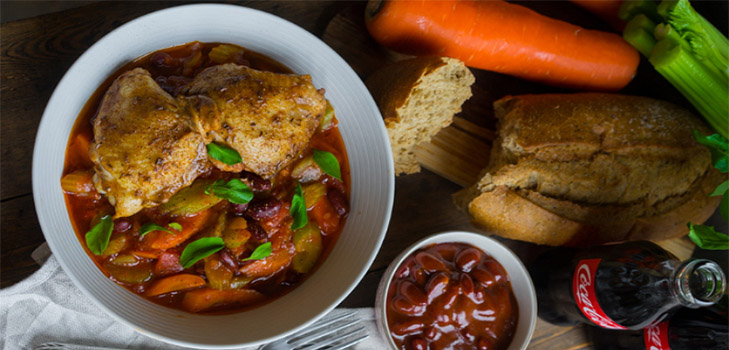 Une recette de poulet simple dans une marinade avec une garniture de légumes