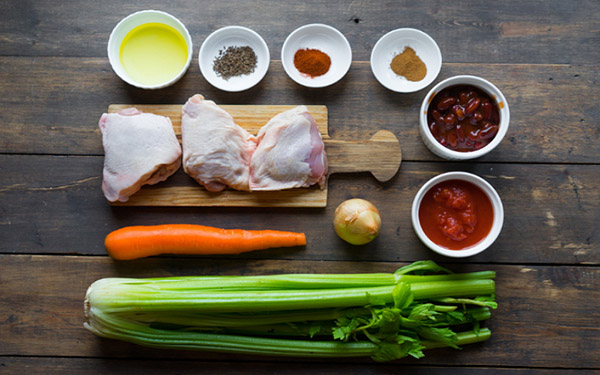 Une recette de poulet simple dans une marinade avec une garniture de légumes