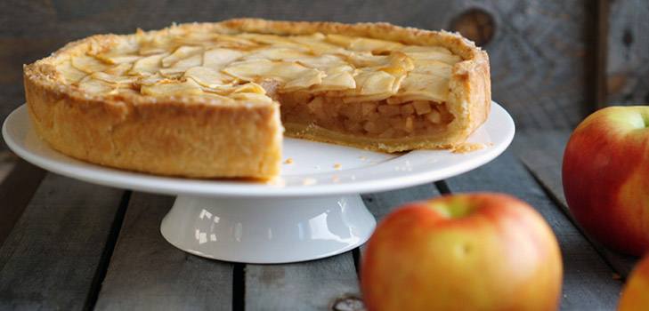 Recette simple pour un gâteau aux pommes avec de la cannelle