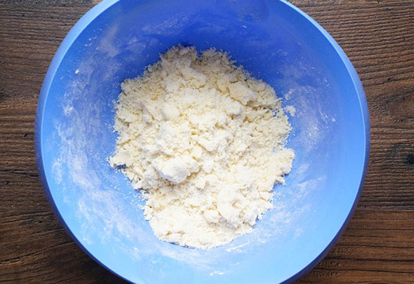 Recette simple pour un gâteau aux pommes avec de la cannelle
