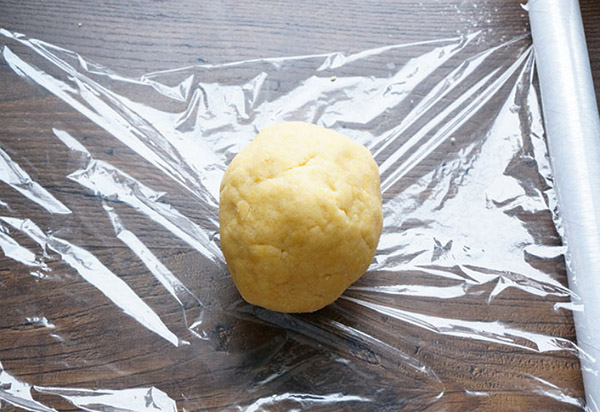 Recette simple pour un gâteau aux pommes avec de la cannelle