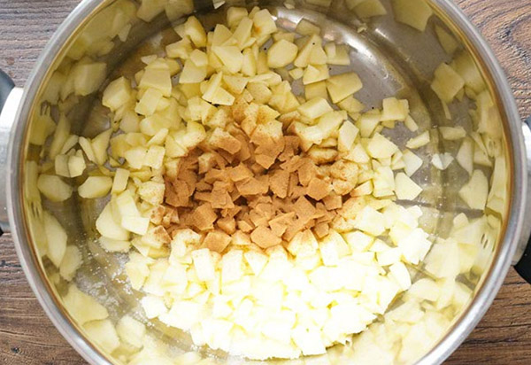 Recette simple pour un gâteau aux pommes avec de la cannelle