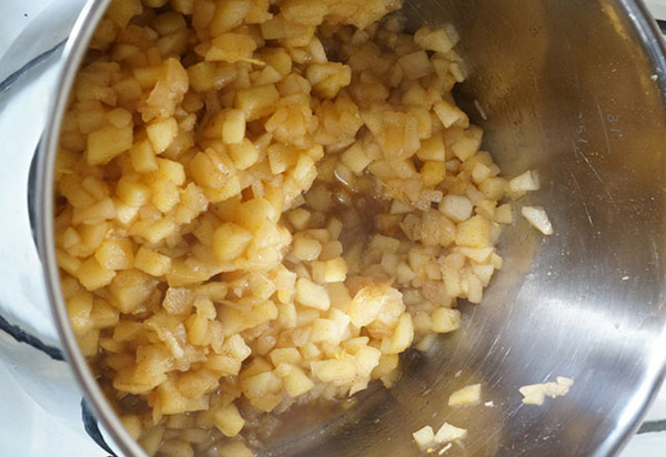 Recette simple pour un gâteau aux pommes avec de la cannelle