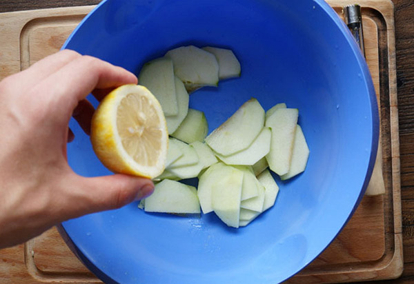 Recette simple pour un gâteau aux pommes avec de la cannelle