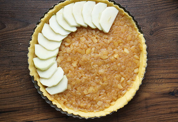Recette simple pour un gâteau aux pommes avec de la cannelle