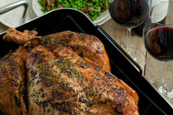 La recette de la dinde pour la nouvelle année 2017 et Noël - au four, multivark, dans une poêle à frire, avec sauce à la crème sure et légumes