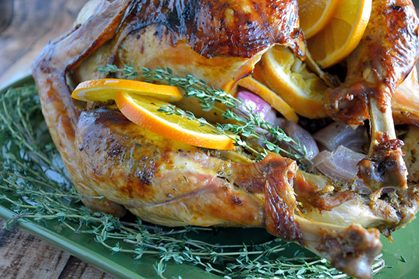 La recette de la dinde pour la nouvelle année 2017 et Noël - au four, multivark, dans une poêle à frire, avec sauce à la crème sure et légumes