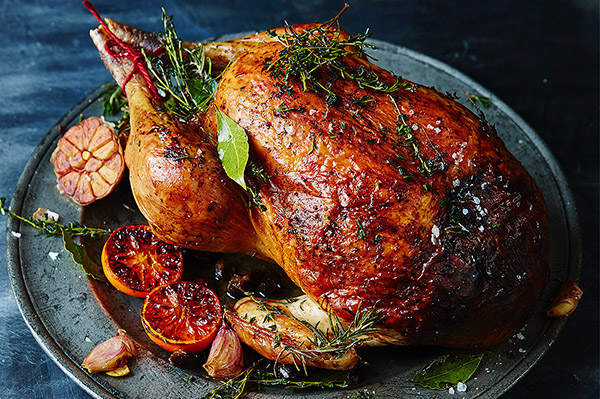 La recette de la dinde pour la nouvelle année 2017 et Noël - au four, multivark, dans une poêle à frire, avec sauce à la crème sure et légumes