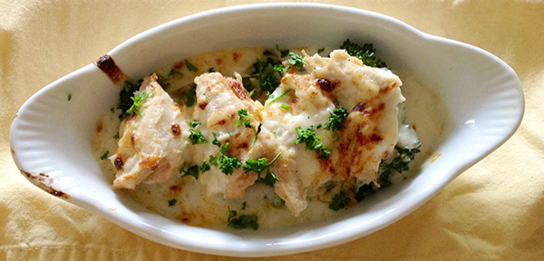 La recette de la dinde pour la nouvelle année 2017 et Noël - au four, multivark, dans une poêle à frire, avec sauce à la crème sure et légumes
