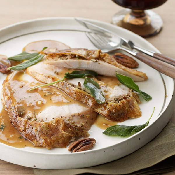 La recette de la dinde pour la nouvelle année 2017 et Noël - au four, multivark, dans une poêle à frire, avec sauce à la crème sure et légumes