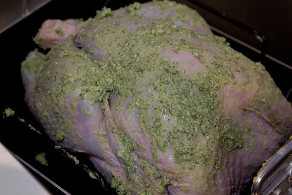 La recette de la dinde pour la nouvelle année 2017 et Noël - au four, multivark, dans une poêle à frire, avec sauce à la crème sure et légumes