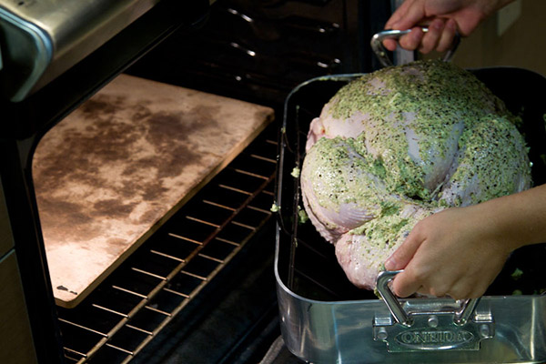 La recette de la dinde pour la nouvelle année 2017 et Noël - au four, multivark, dans une poêle à frire, avec sauce à la crème sure et légumes