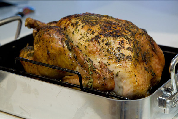 La recette de la dinde pour la nouvelle année 2017 et Noël - au four, multivark, dans une poêle à frire, avec sauce à la crème sure et légumes