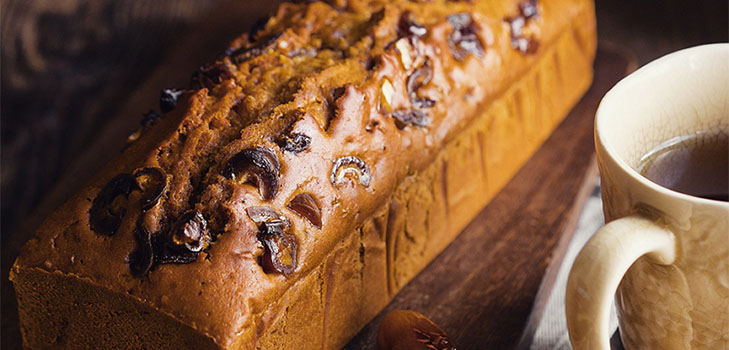 Recette pour un gâteau au miel crémeux incroyable avec des dattes et des noix