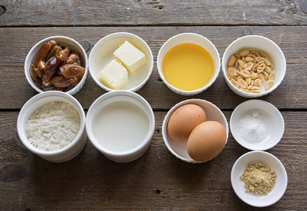Recette pour un gâteau au miel crémeux incroyable avec des dattes et des noix