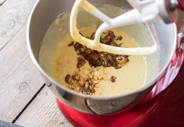 Recette pour un gâteau au miel crémeux incroyable avec des dattes et des noix