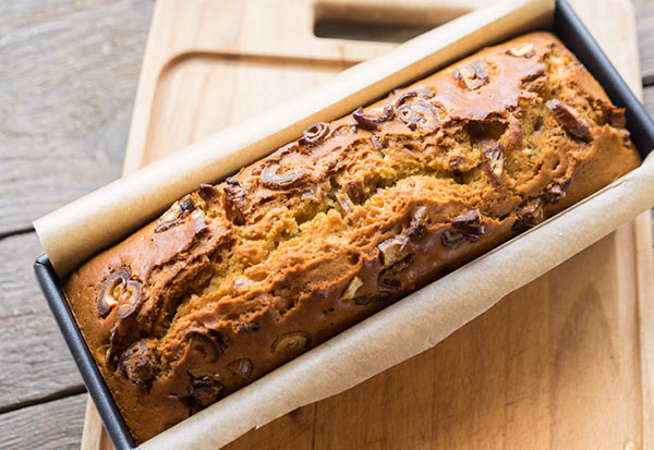 Recette pour un gâteau au miel crémeux incroyable avec des dattes et des noix