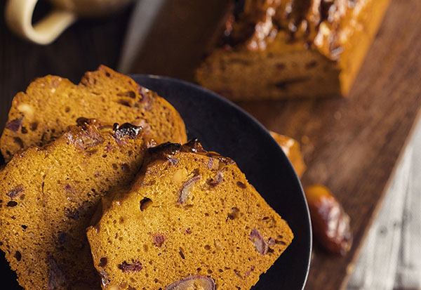 Recette pour un gâteau au miel crémeux incroyable avec des dattes et des noix