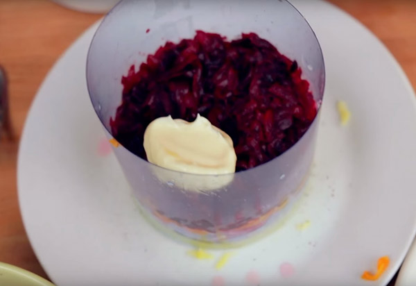 Recette de hareng sous le manteau de fourrure pour le Nouvel An à la maison - classique, rouler, avec la pomme étape par étape