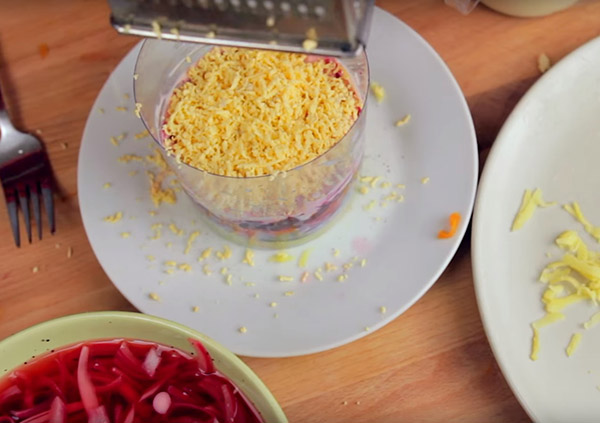 Recette de hareng sous le manteau de fourrure pour le Nouvel An à la maison - classique, rouler, avec la pomme étape par étape