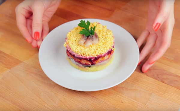 Recette de hareng sous le manteau de fourrure pour le Nouvel An à la maison - classique, rouler, avec la pomme étape par étape