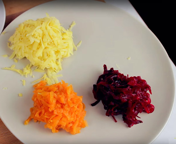 Recette de hareng sous le manteau de fourrure pour le Nouvel An à la maison - classique, rouler, avec la pomme étape par étape