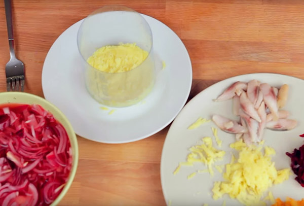 Recette de hareng sous le manteau de fourrure pour le Nouvel An à la maison - classique, rouler, avec la pomme étape par étape