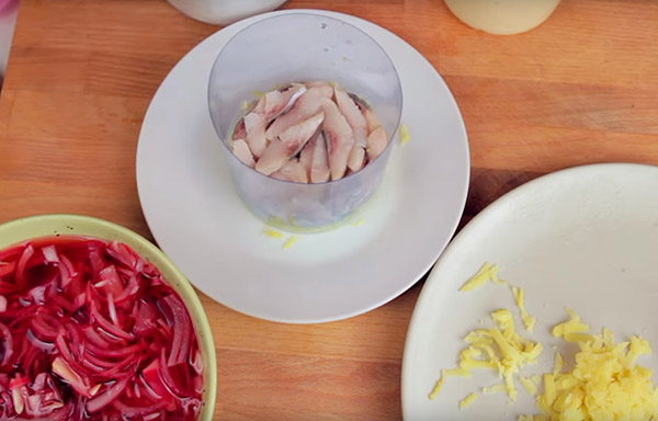 Recette de hareng sous le manteau de fourrure pour le Nouvel An à la maison - classique, rouler, avec la pomme étape par étape
