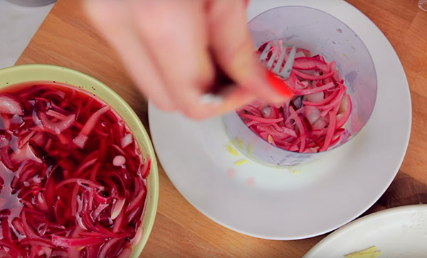 Recette de hareng sous le manteau de fourrure pour le Nouvel An à la maison - classique, rouler, avec la pomme étape par étape