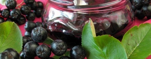 Confiture d'aronia et de feuilles de cerisier Confiture d'aronia et de feuilles de cerisier