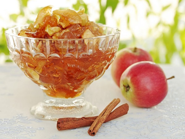 Comment faire cuire la confiture de pomme avec de la cannelle dans un multivark