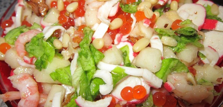 Salade de crevettes avec des bâtonnets de crabe