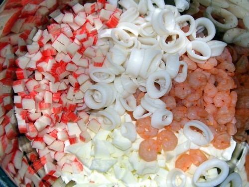 Salade de crevettes avec des bâtonnets de crabe