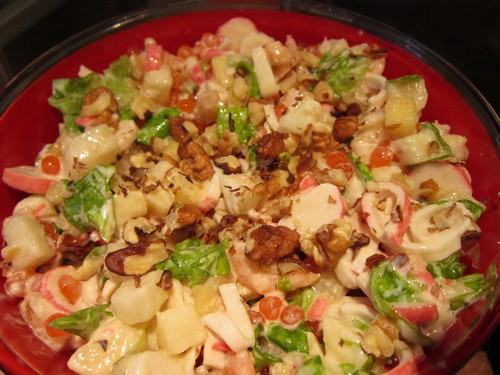 Salade de crevettes avec des bâtonnets de crabe