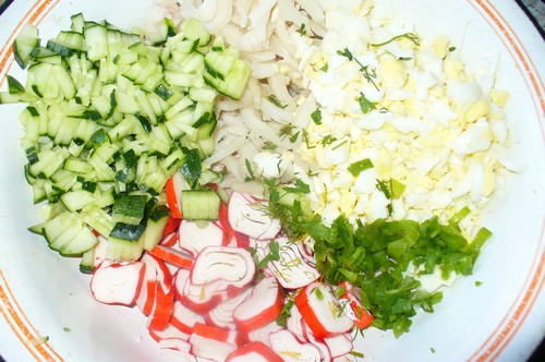 Salade de crevettes avec des bâtonnets de crabe