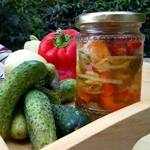 Salade de concombres et de poivre pour l'hiver