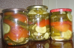 Salade de concombres et de poivre pour l'hiver