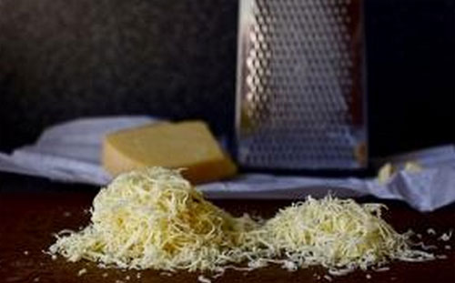 Frotter le fromage sur la râpe 