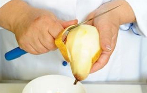 Nous nettoyons la poire de la peau
