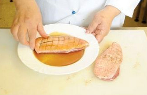  Nous laissons tomber la viande dans une petite quantité de sirop de sucre. 
