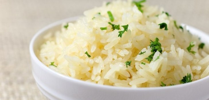 riz dans une assiette