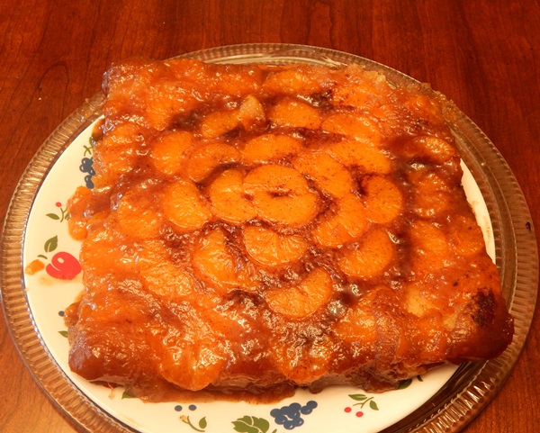 Charlotte au four sur kéfir luxuriante aux pommes et sans pommes, aux bananes - Recette pour les charlottes au four avec photo pas à pas