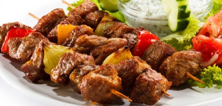 brochettes sur une assiette