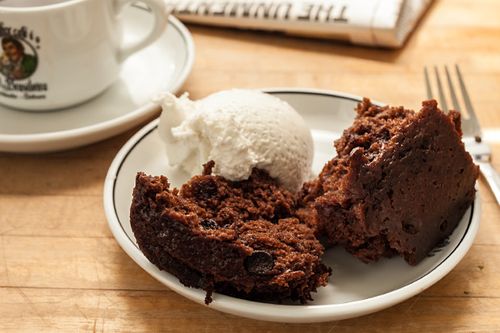 Gâteau au chocolat dans le multivarquet: une recette de cupcake délicieuse et rapide avec une photo